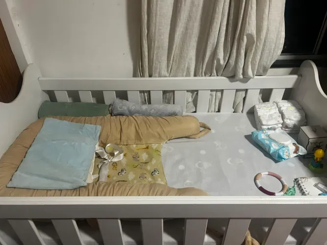 VENDE-SE berço com mosquiteiro e colchão 