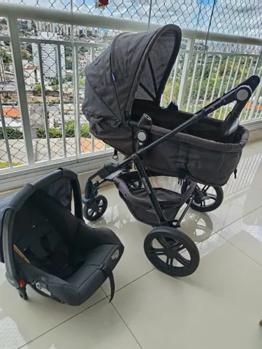 Carrinho de bebê com moises e bebe conforto 