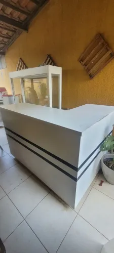Balcão em L e vitrine
