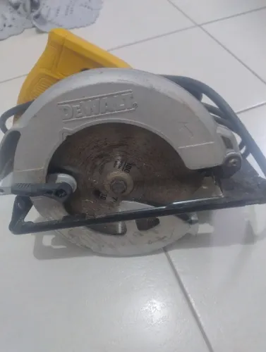 Serra Circular de 7-1/4" (184mm) DWE560-BR  semi nova no valor de 500 reais