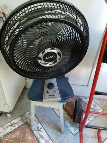 Vendo um ventilador 100 reais. Não gira o pescoço