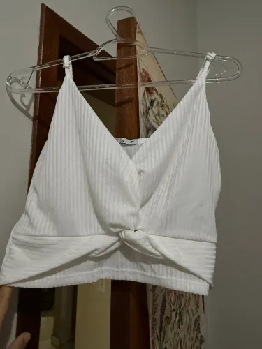 Cropped Branco Canelado com Nó