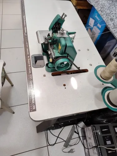 Máquina de costura overloque chinesinha com mesa