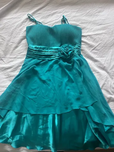 Vestido de festa turquesa com echarpe