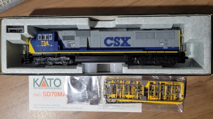 Locomotiva HO Kato SD70MAC CSX #734