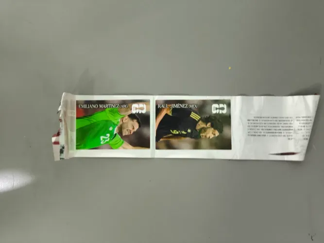 Figurinha da coca com 2 figurinhas 
