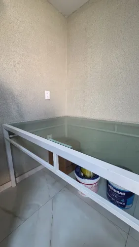 Vendo uma mesa de ferro c tampo de vidro. Moderna e resistente. Comp 2.64 / Larg 1.02 