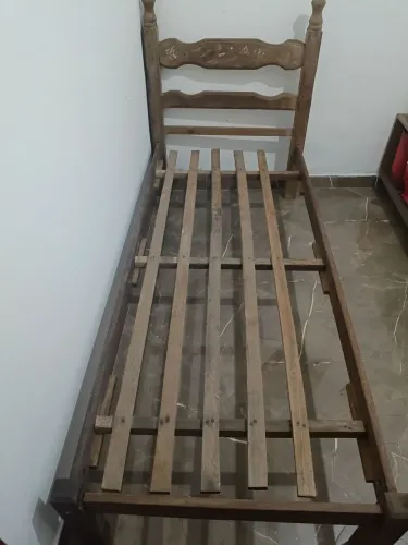 Vende-se cama de solteiro/madeira por 150