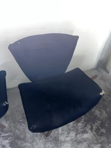 Duas Cadeiras Estofadas ( Precisa revestir )