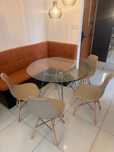 Mesa Redonda Eames Eiffel com quatro cadeiras 