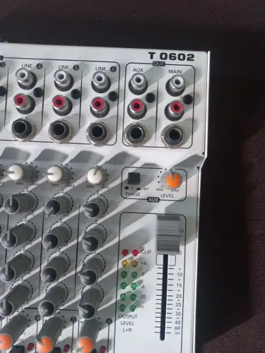 Mesa de áudio taramp T0602 usada só pra testar