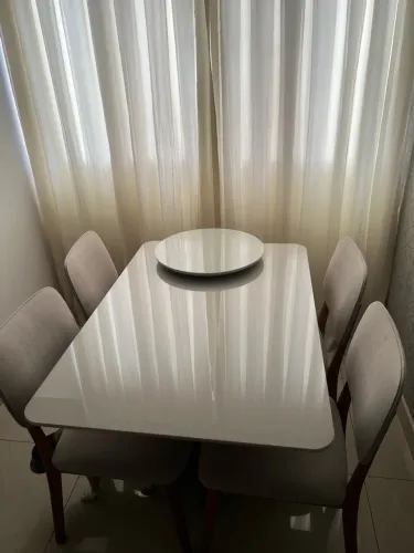 mesa com quatro cadeiras e prato giratório