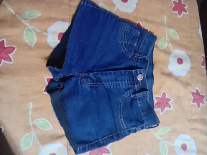 Ele é um short azul bonito que dá pra usar em dia de chuva