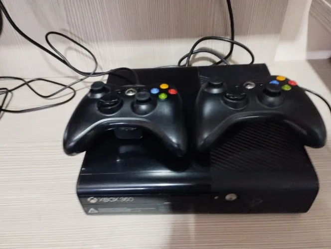 Xbox 360 com vários jogos, controles e kinect 