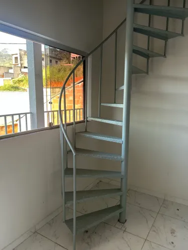 Vende-se escada caracol