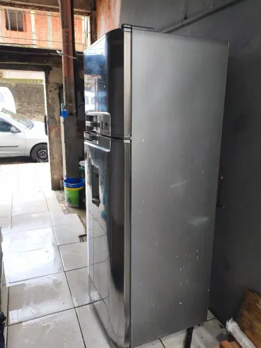 Geladeira Eletrolux de inox 440L