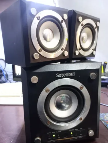 Caixa de Som Satélite com Sub Ativo e Controle Remoto