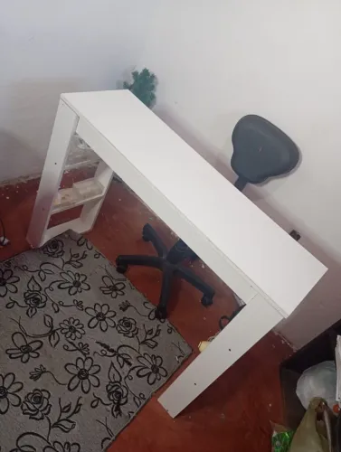 Mesa de Manicure / Secretária Branca com Prateleiras + Cadeira Giratória (Ideal para Estét
