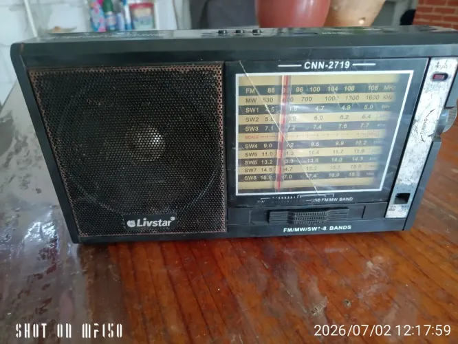 Vendo rádio levstar Cnn .27 .19 .. não funciona e pra retirar peças ou decoração mesmo