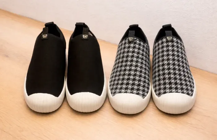 2 pares de Tênis Slip On 39 forma grande. NOVOS. Economize no frete !