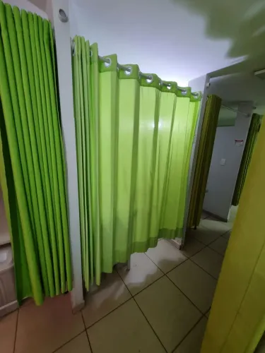 Cortinas divisória com ilhos verde