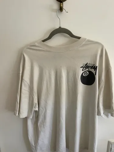 Camiseta Stussy bola 8 branca tamanho gg