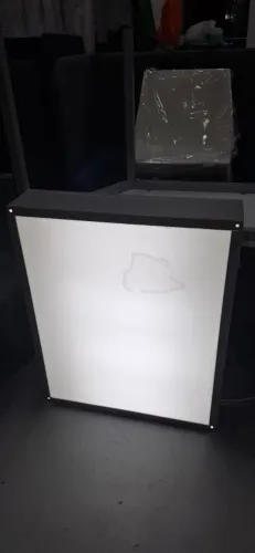 Painel luminoso com lâmpadas
