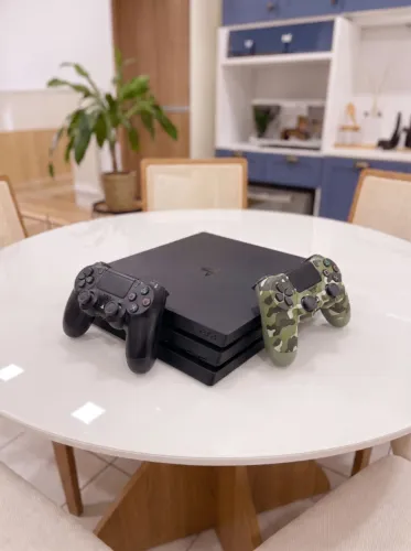 PS4 PRO - 1TB + 2 CONTROLES