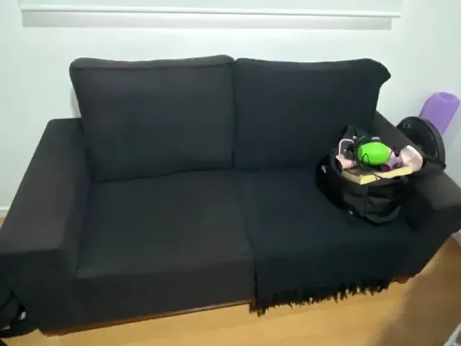 Sofá preto dois lugares