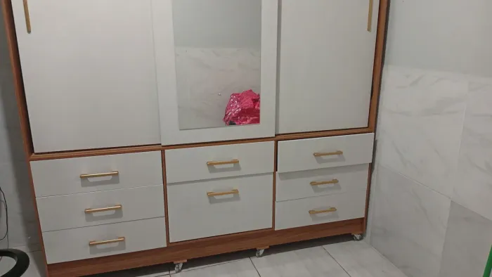 Guarda roupa quase não usado