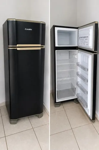 Geladeira Esmaltec preta, com freezer. Bem conservada, espaçosa e ideal para o dia a dia. 