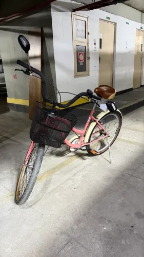 Bicicleta praiana rosa com acessórios
