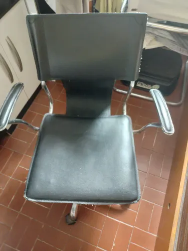 Vendo cadeira giratória de couro e alumínio