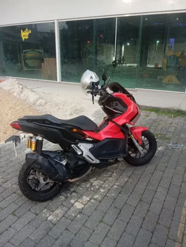 ADV 150 só 16 mil