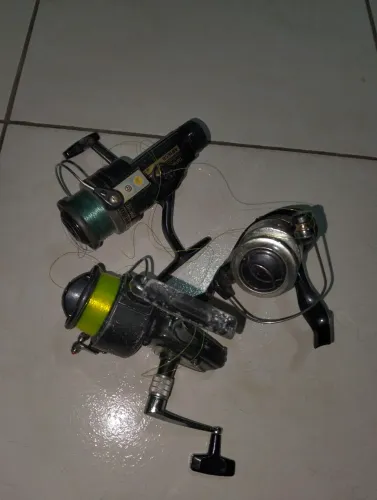 Kit com 3 molinetes de pesca: Daiwa, Sheakpeare e SANGER.