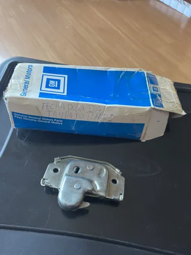 Fechadura original Gm de abrir  a  tampa do porta malas dos opalas e Chevettes 