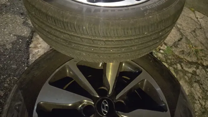 Rodas aro 15 hb20S  pneus 2 bons 2 meia vida 