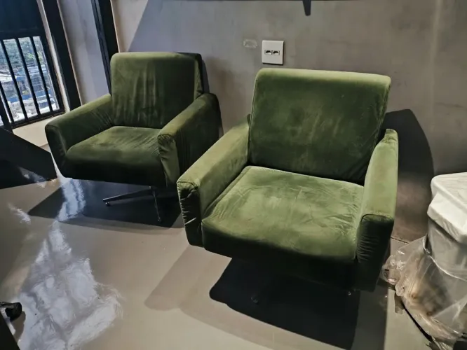 Kit de 2 Poltronas Decorativas em Veludo Verde Giratória- Perfeitas p/ Sala ou Escritório