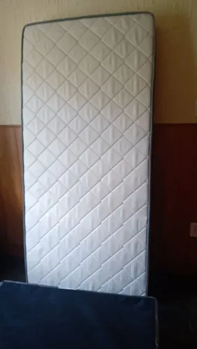 Cama box solteiro com colchão e pés nova