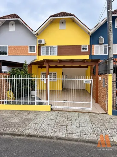 Sobrado 3 dormitórios no Guanabara - edícula com churrasqueira e garagem - Joinville/SC