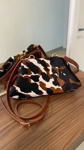 Bolsa Transversal Dhaffy Estampa de Vaca Tons Castanhos/Preto/Branco Premium