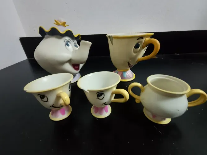 Conjunto em PVC desenho A Bela e a Fera