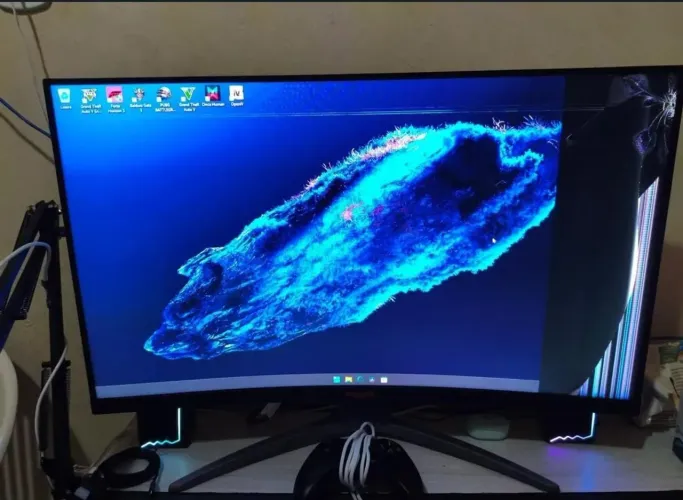Monitor 32 curvo TELA QUEBRADA MAS DÁ PARA USAR