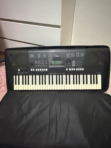 Teclado Yamaha PSR-E423 + Capa Protetora