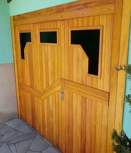 Portões revestido em madeira