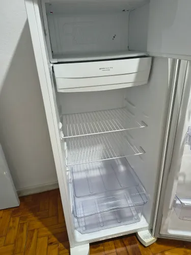 **R$800**(Geladeira Electrolux Cycle Defrost 240L Degelo Prático Uma Porta Branca )