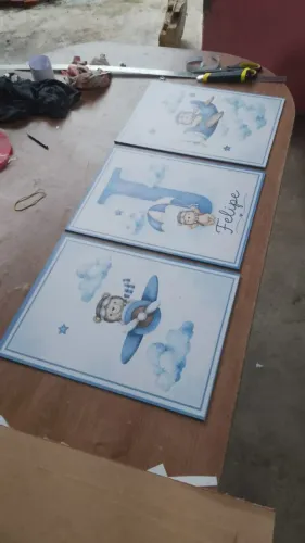 Conjunto de 3 Quadros Decorativos Infantis, Urso Aviador em Azul, Arte para Quarto de Bebê