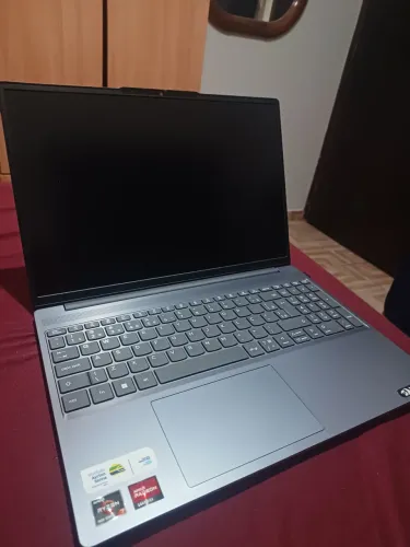 Lenovo slim, ryzen 7 7735HS, 8GB DDR5, 512 SSD, tela 15.3 w11