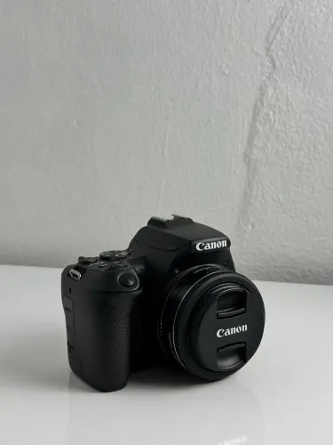 Canon EOS Rebel SL3 + Lente Canon EF-S 24mm f/2.8 STM (Pancake) - Na Caixa