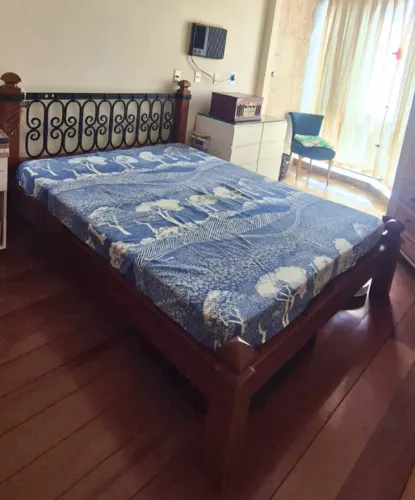 Cama de casal de madeira com cabeceira de ferro - Excelente estado de conservação